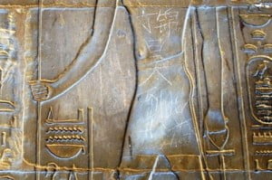 Expertos, limpian el grafiti del Templo de Luxor.