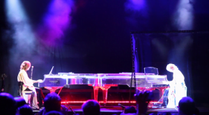 Duelo de pianos con su propio holograma.