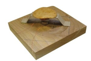Un altavoz con una patata frita.