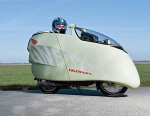 Una moto que gasta 1,2 litros cada 100 km.