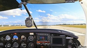 Aterriza un avioneta con la ayuda de un instructor en tierra.