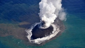 La erupción de un volcán en Japón forma una nueva isla.