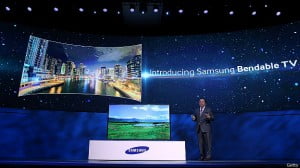 Samsung presenta en la Feria de Tecnología de las Vegas un televisor de 80 pulgadas con pantalla curva.