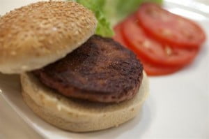 Científicos japoneses determinan la forma perfecta de comer una hamburguesa
