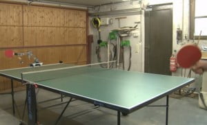 ¿Te imaginas una mesa de ping-pong montada en tu garaje con un brazo robótico para jugar cuando quieras? 