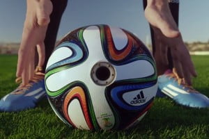 Adidas presenta un balón de fútbol con seis cámaras en su interior para el Mundial de Brasil.
