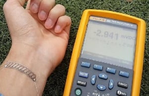 Aprovecha el calor generado por nuestro cuerpo para cargar nuestro smarphone.