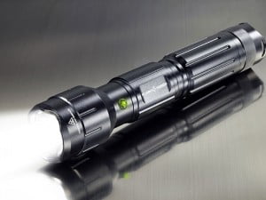 Una linterna con potencia suficiente para incendiar aquello que alumbremos.