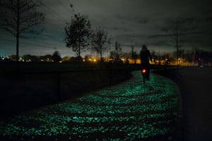 Carril bici que brilla en la oscuridad
